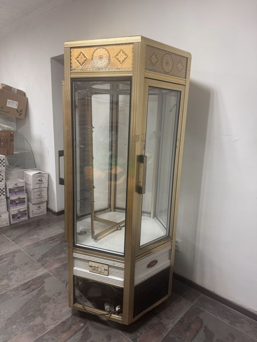 Продам витринный крутящийся холодильник