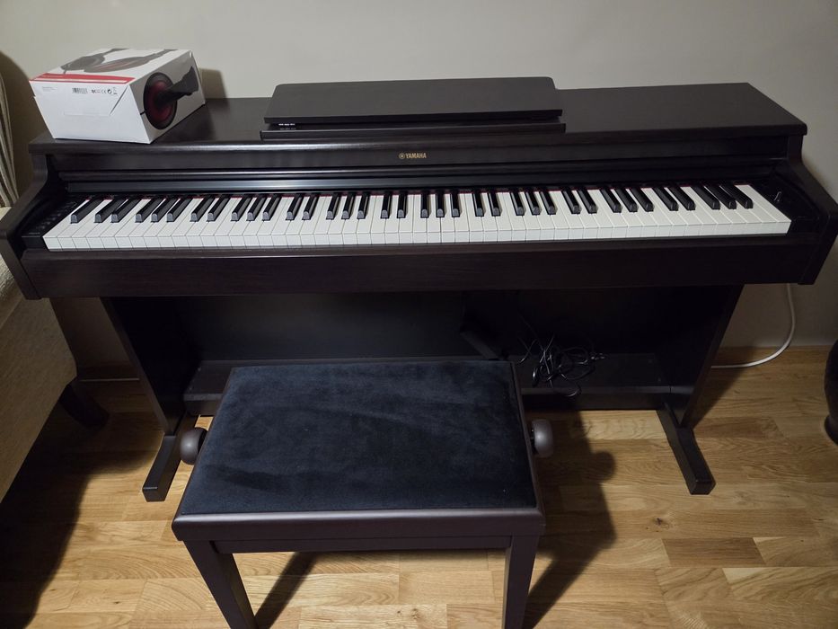 Pian digital Yamaha Arius YDP-165