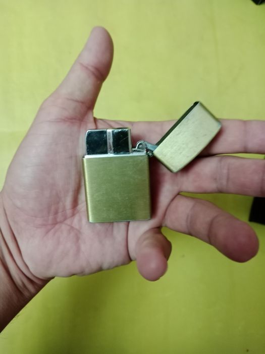 Продам 2 пары  зажигалки zippo,Honest