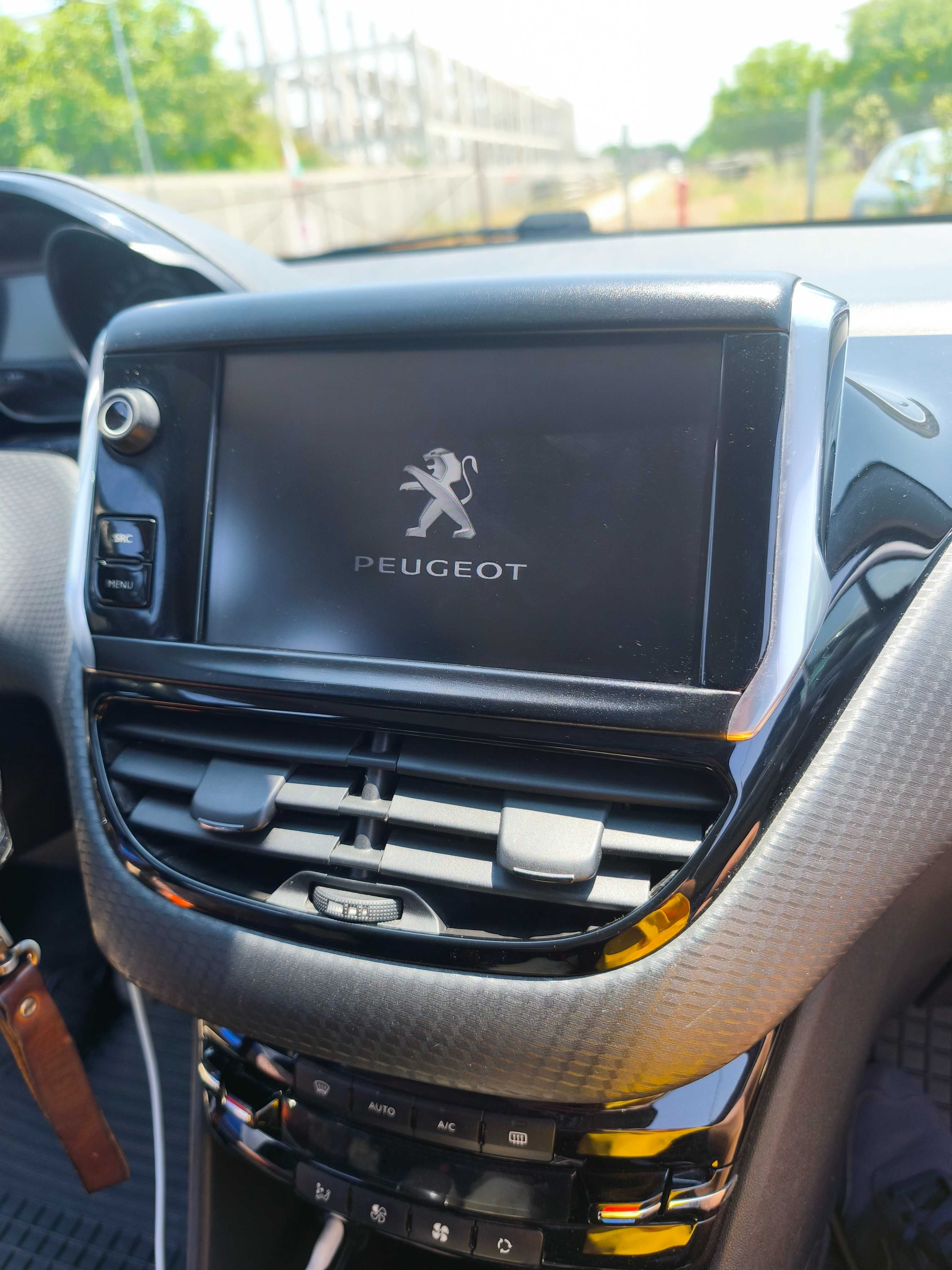 Автомобил Peugeot 2008