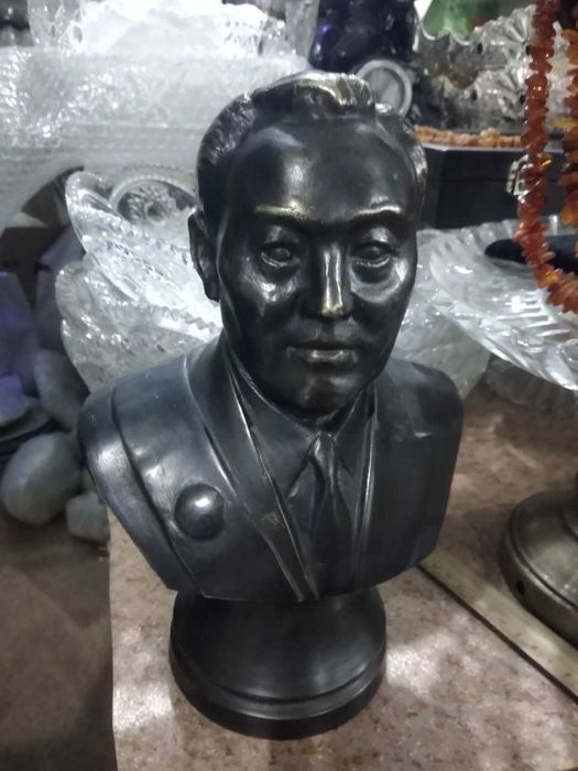 Бюст первого президента Республики Казахстан Нурсултана Назарбаева