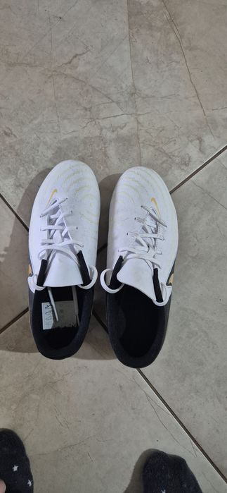 2 perechi, ghete de fotbal, o pereche pentru iarbă și una pentru sinte
