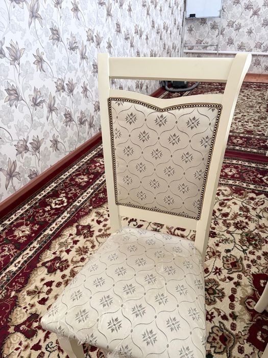 Стол стулья отличного качества почти новая