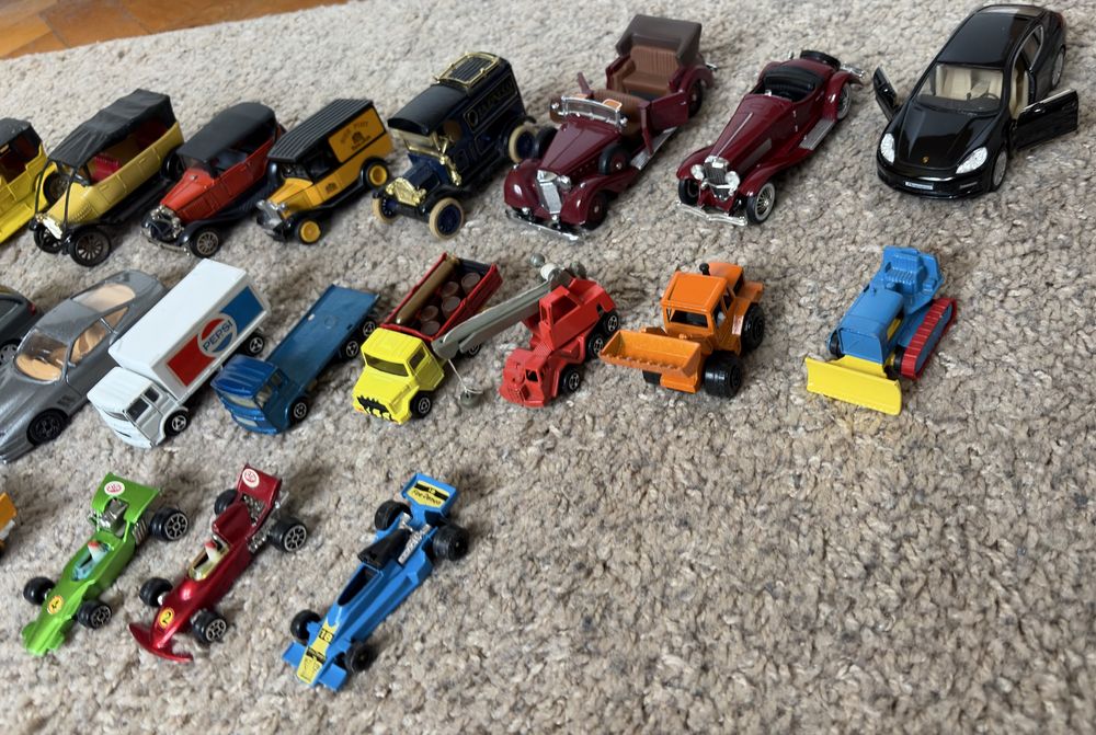 Лот от 35 метални колички matchbox majorette и др.