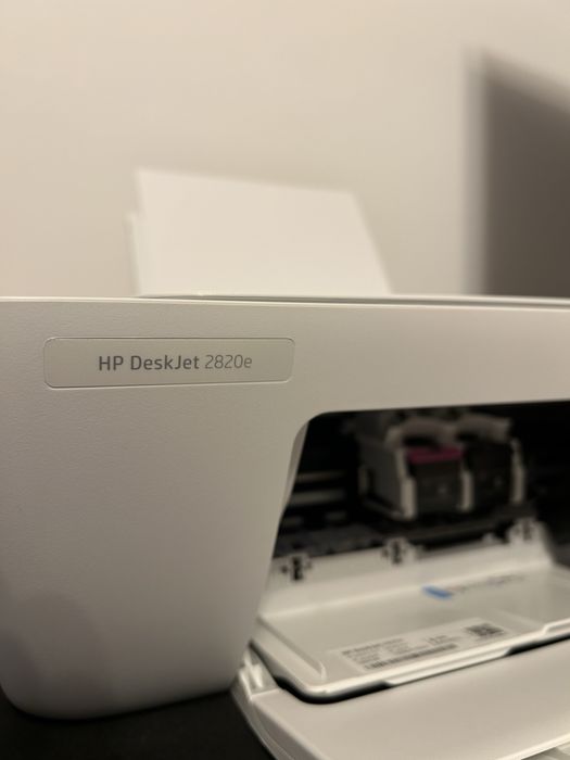 Vand hp deskjet 2820e cu tot cu cartus. Este noua