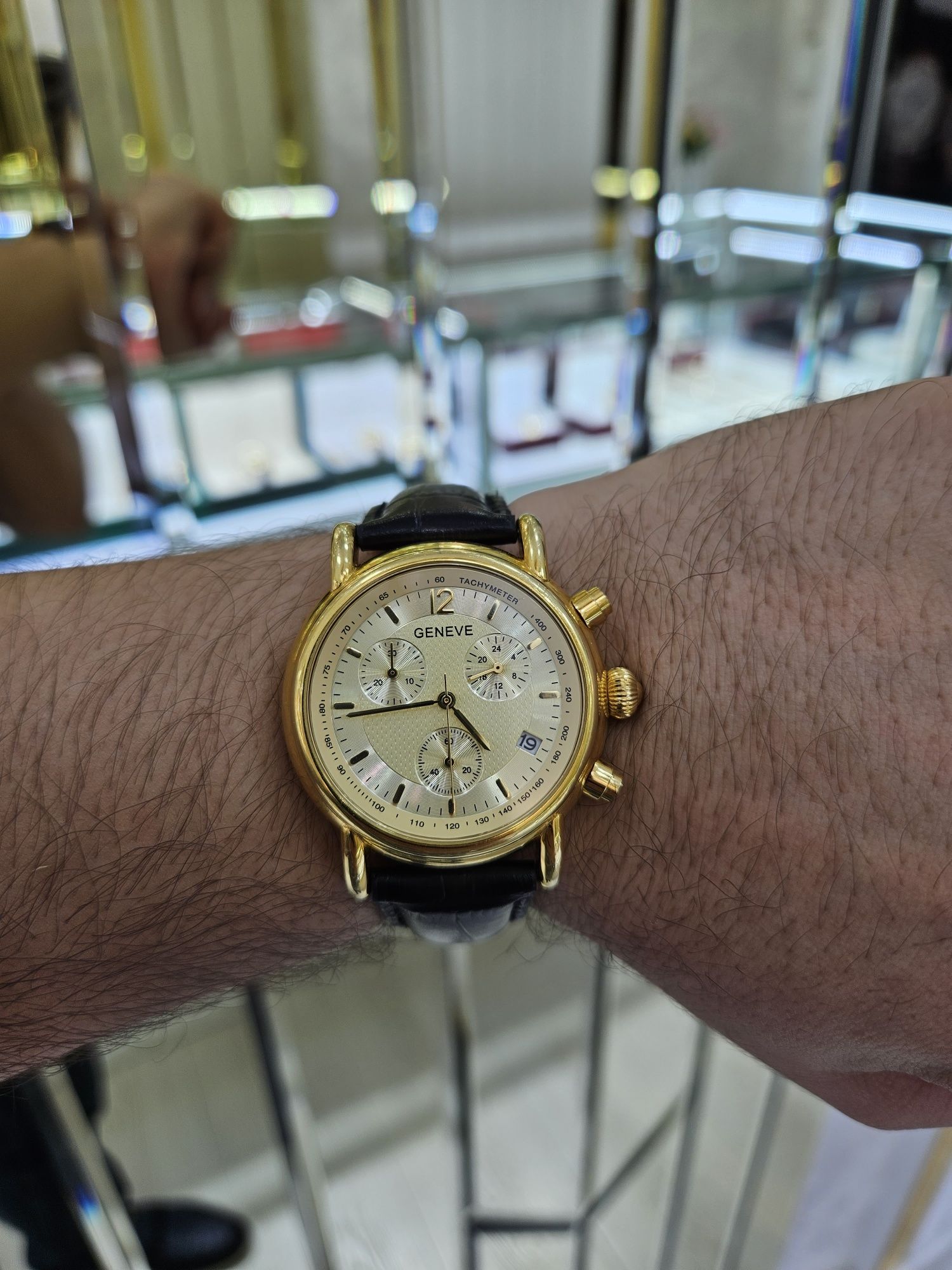 Продаю Золотые часы Женева 750 пробы