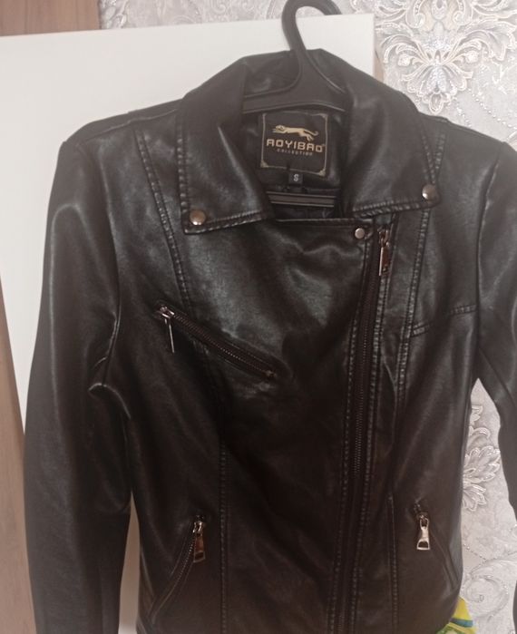 Продам женскую курточку из экокожи практически новая