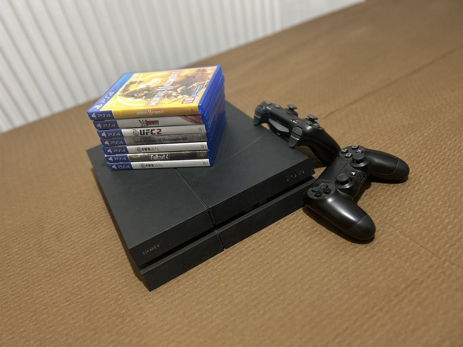 Vand Playstation 4 in stare buna..