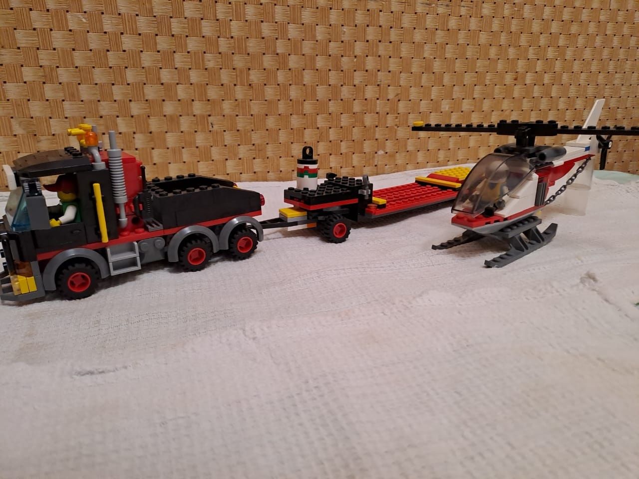 Лего игрушка . Машина и вертолет