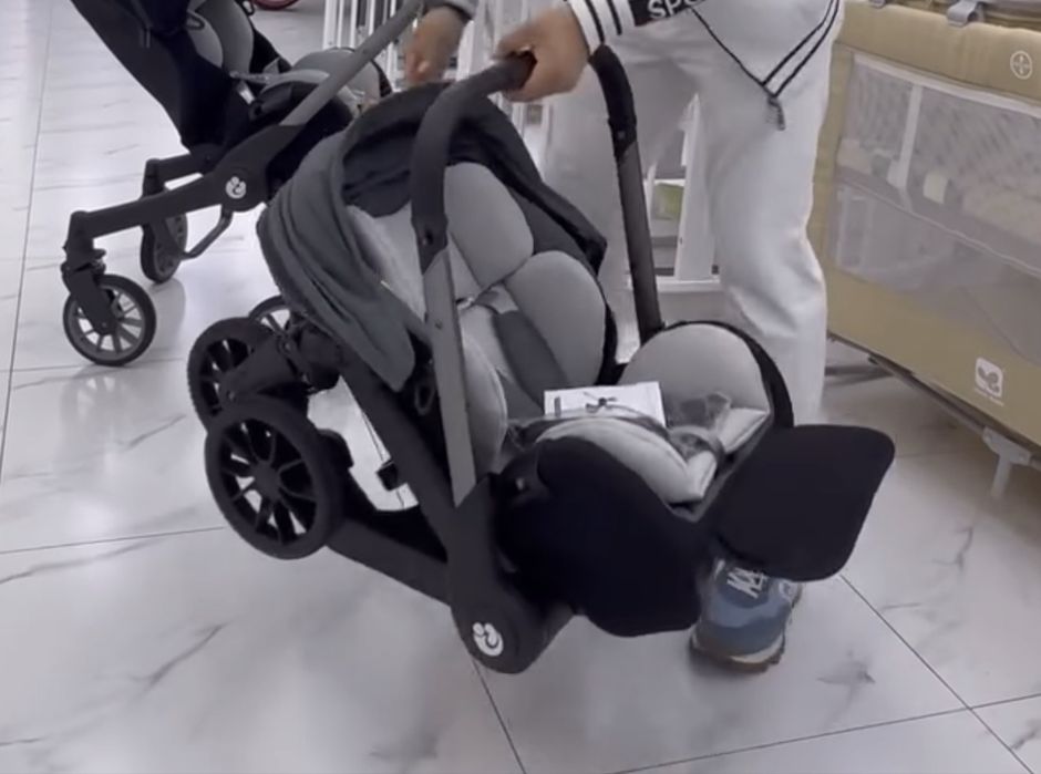 Коляска фирменная  плюс автокресло