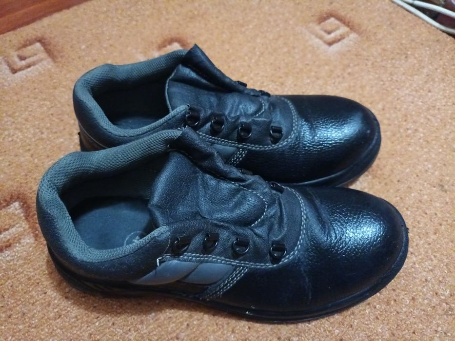 Vand bocanci din piele