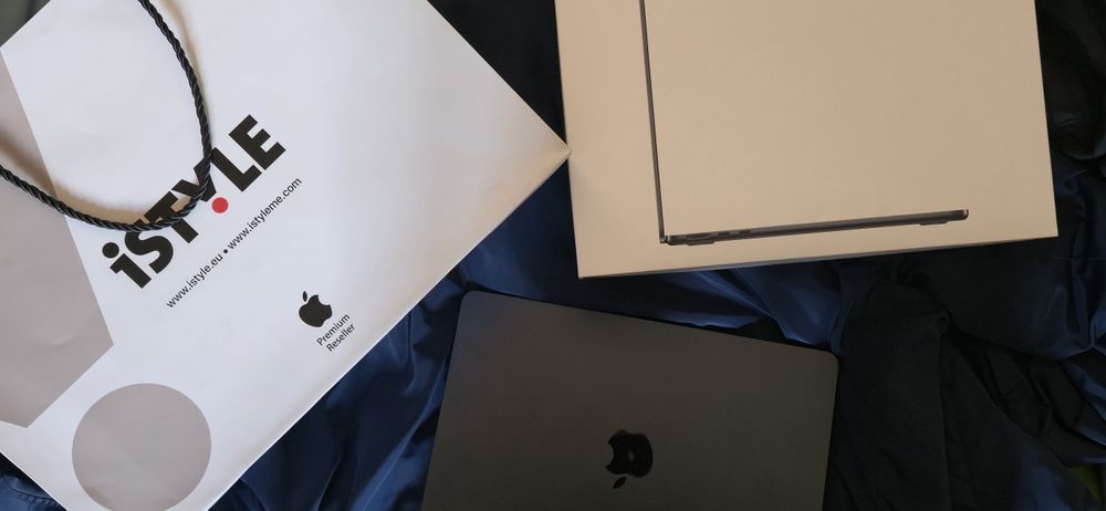 MacBook Air M3, Midnight, 13.6. 16GB RAM. 256GB SSD, 2024