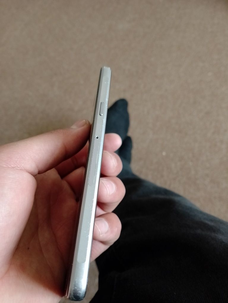Samsung A3 .16/2 GB xolati yaxshi faqat ekran almashtirish kerak