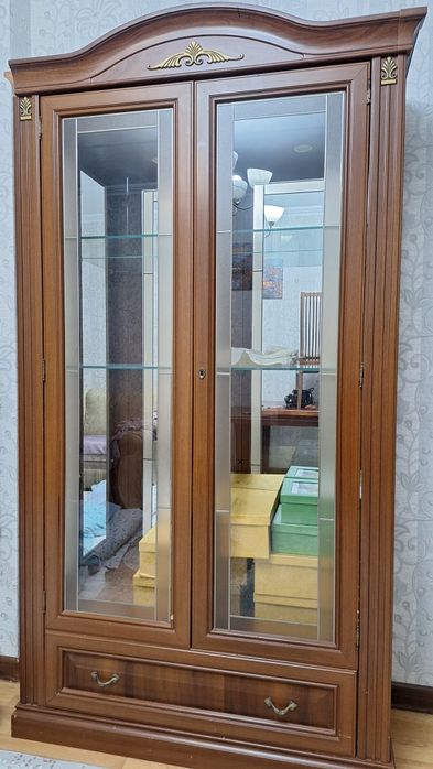 Продаются два классических шкафа-витрины