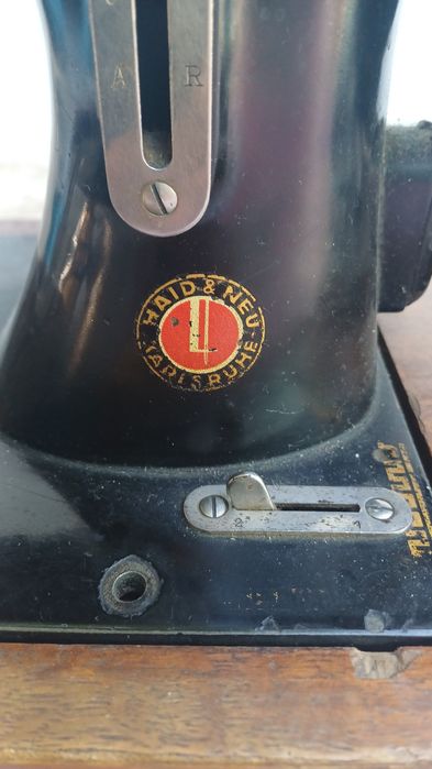 старинная швейная машинка