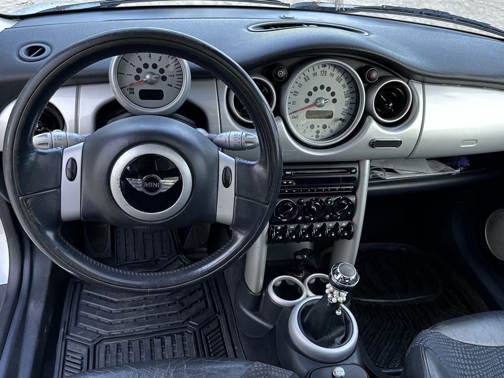 Mini Cooper R50.