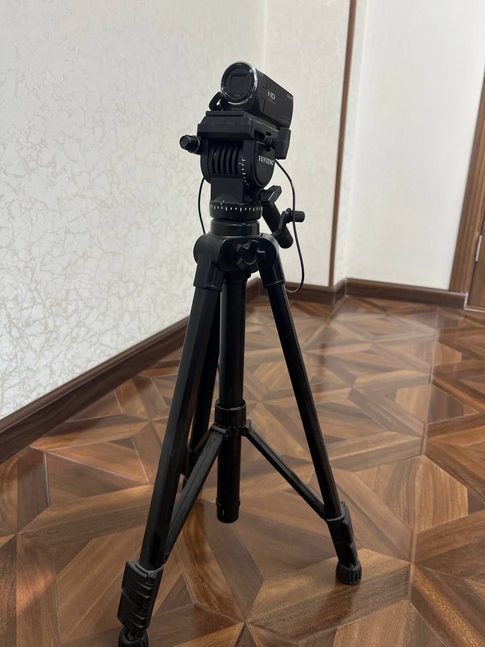 Видеокамера Sony  + штатив