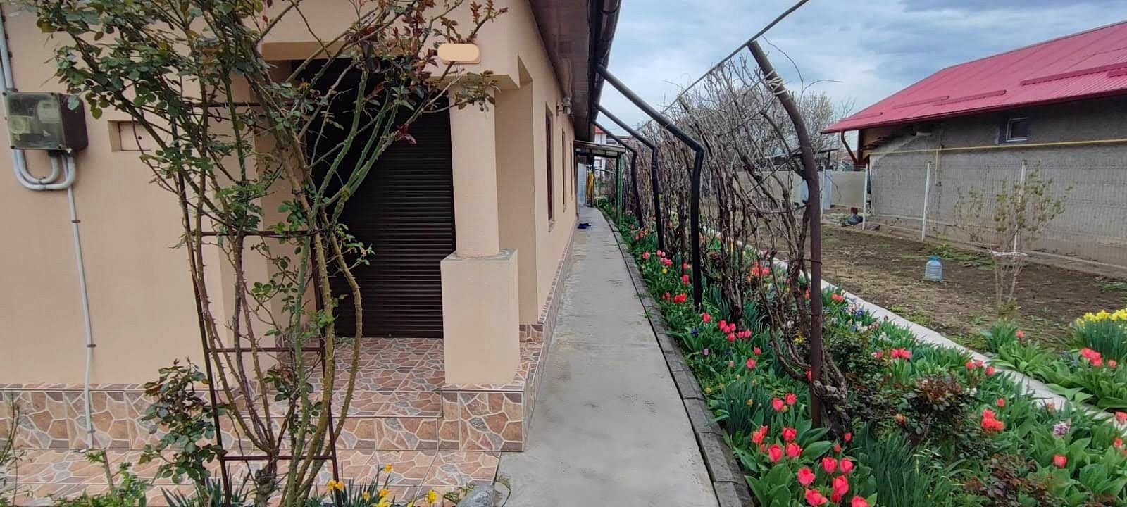 Casa la cheie cu teren generos in cartier de case Oltenita