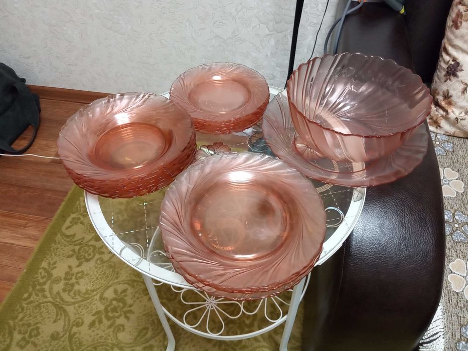 Продам набор тарелок из ударопрочного стекла.