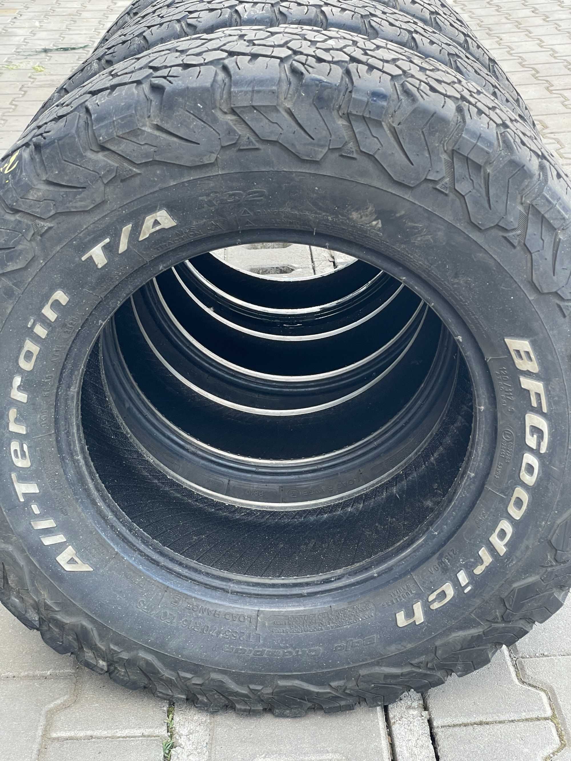 4x 255 70 16  BFGoodrich All Terrain KO2