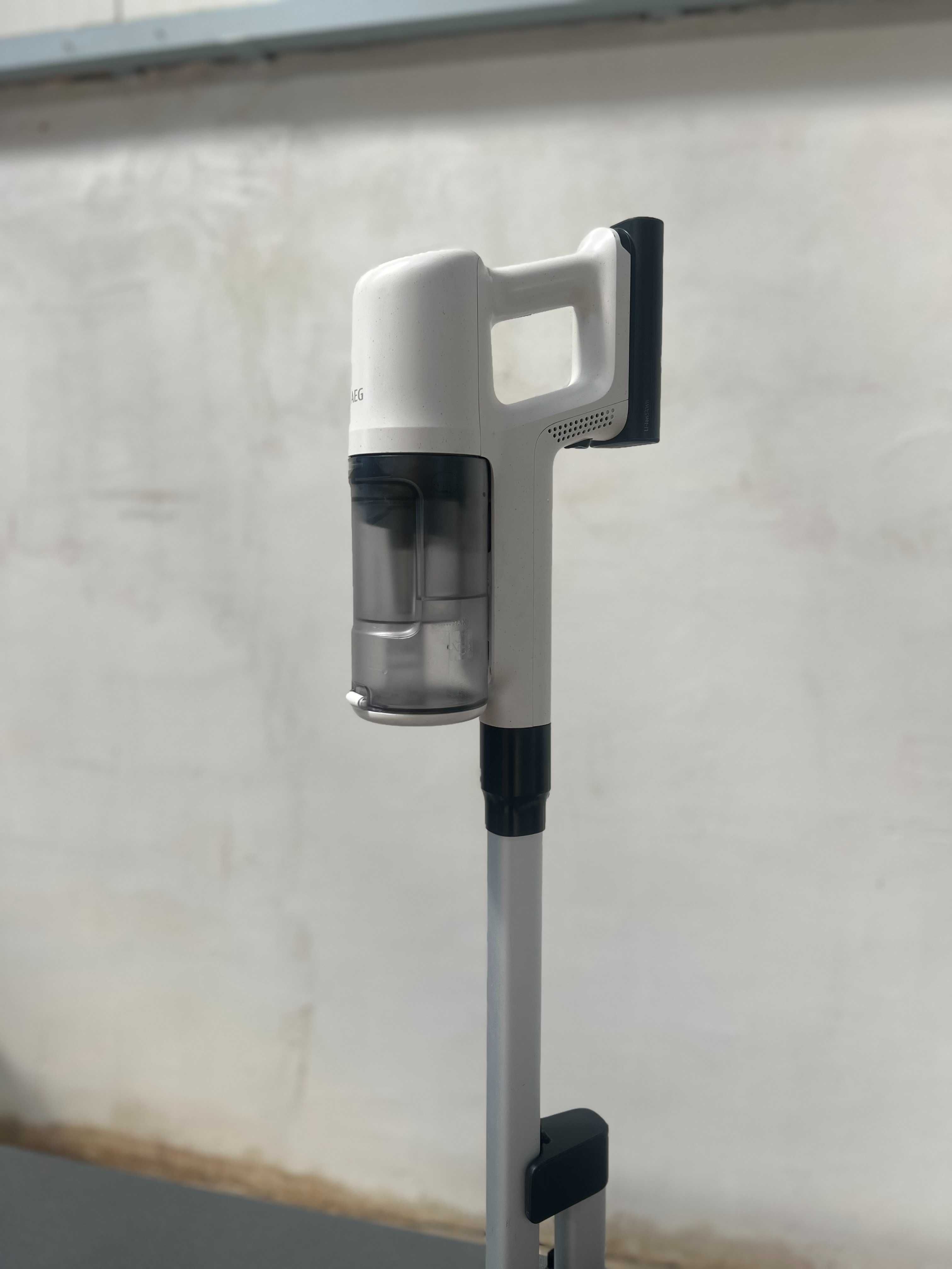 Вертикална прахосмукачка AEG Series 6000, AP61HB21SH