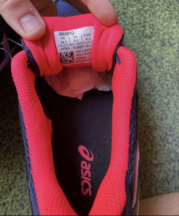 Adidasi Asics.