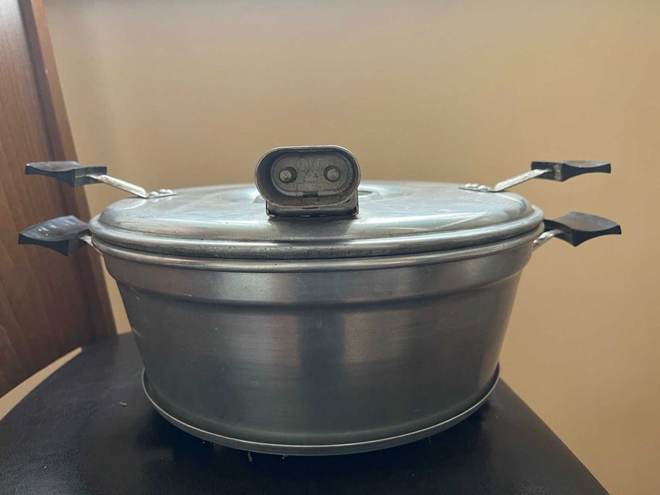 Продавам електрическа тенджера