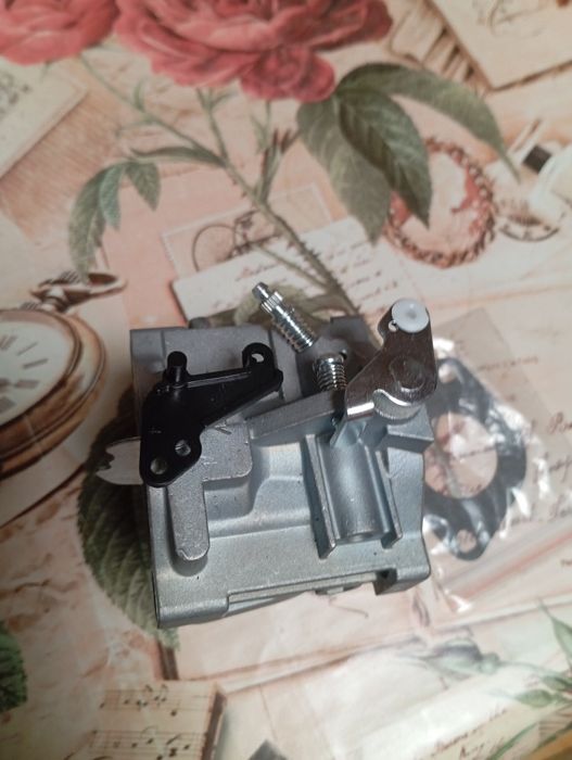 Vând Carburator nou