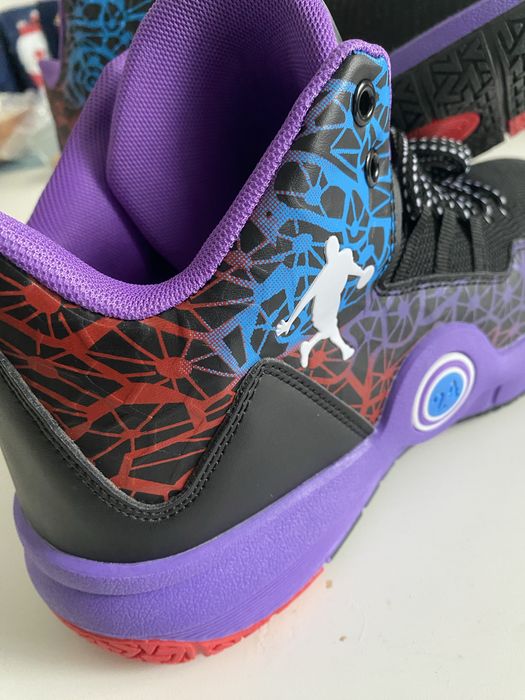 Adidasi baschet 42-43