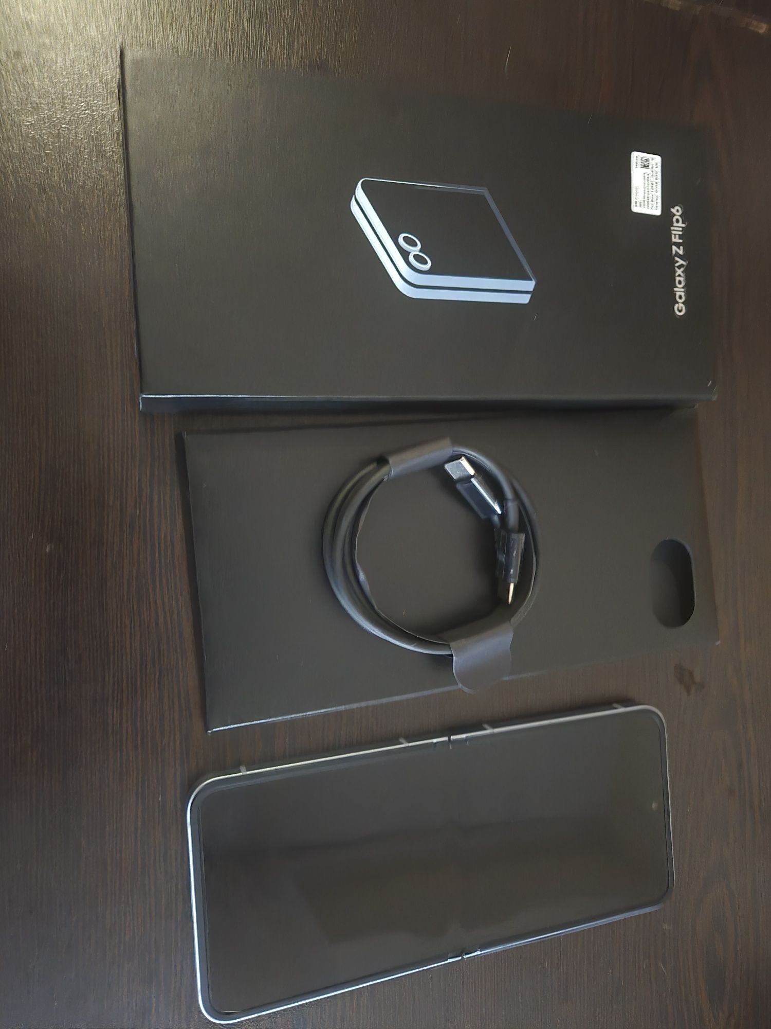 Продавам Samsung galaxy Z flip 6
