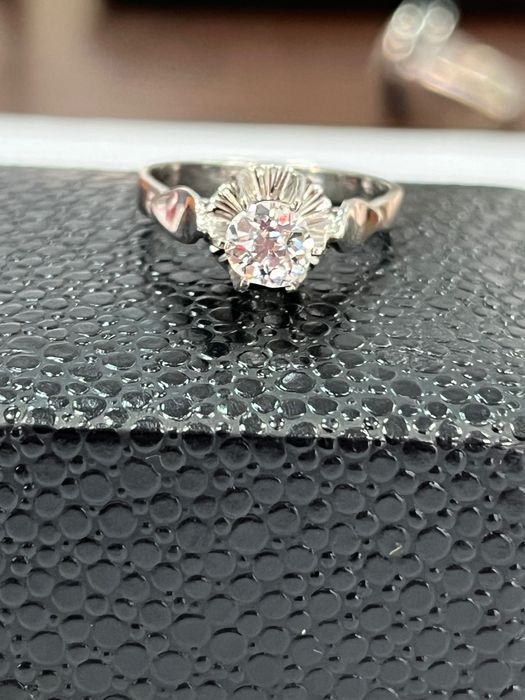 Пръстен от бяло злато със брилянт