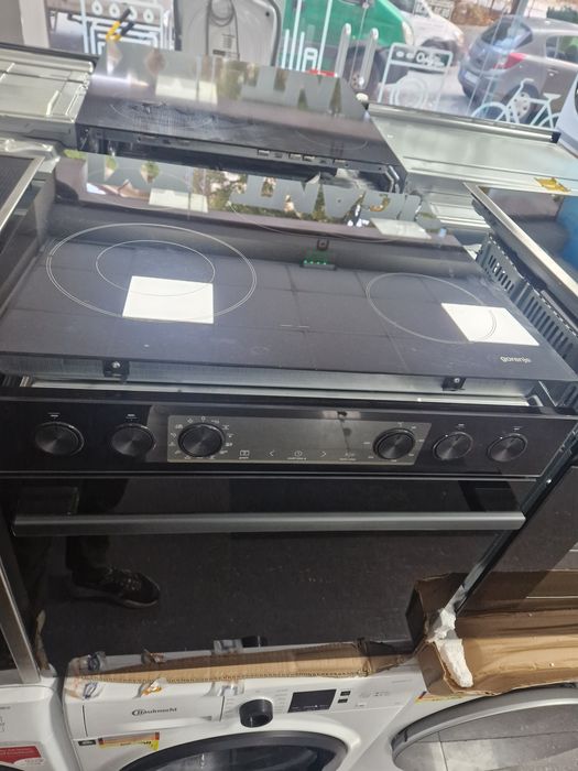 Фурна с керамичен плот за вграждане Gorenje 77 литра