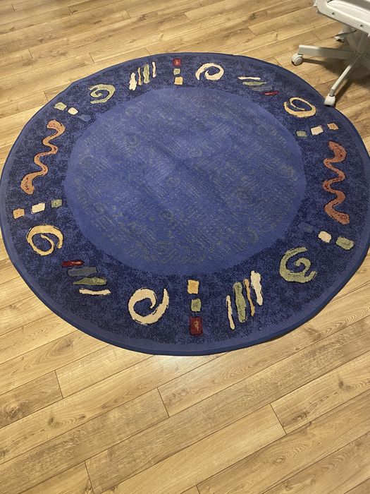 Кръгъл килим с размер ф 190 см
