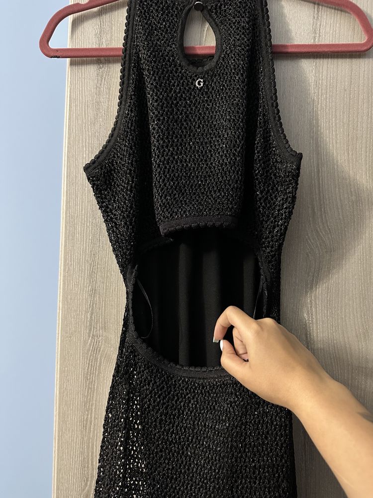 Оригинална рокля Guess с полугол гръб