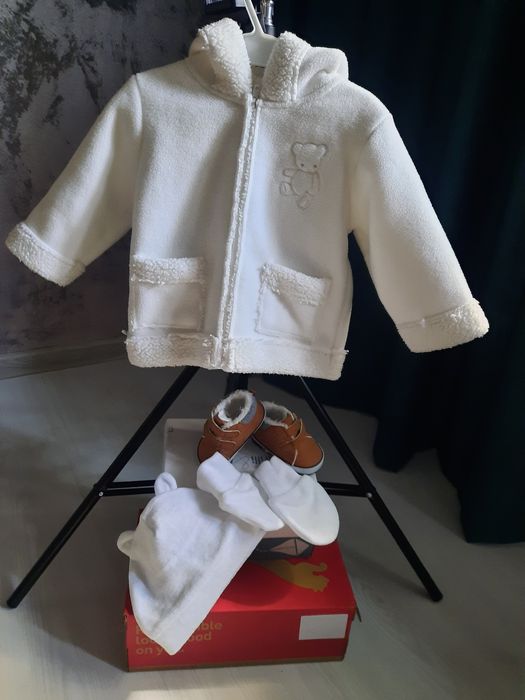 Palton + fes + mănuși + ghete bebeluș, mărimea 3 - 6 luni+