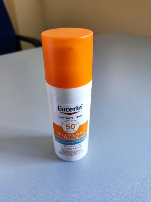 Eucerin оцветен слънцезащитен гел-крем за лице Oil Control SPF 50+