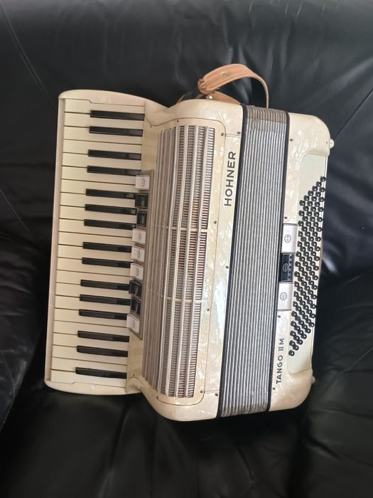 Vând acordeon Hohner
