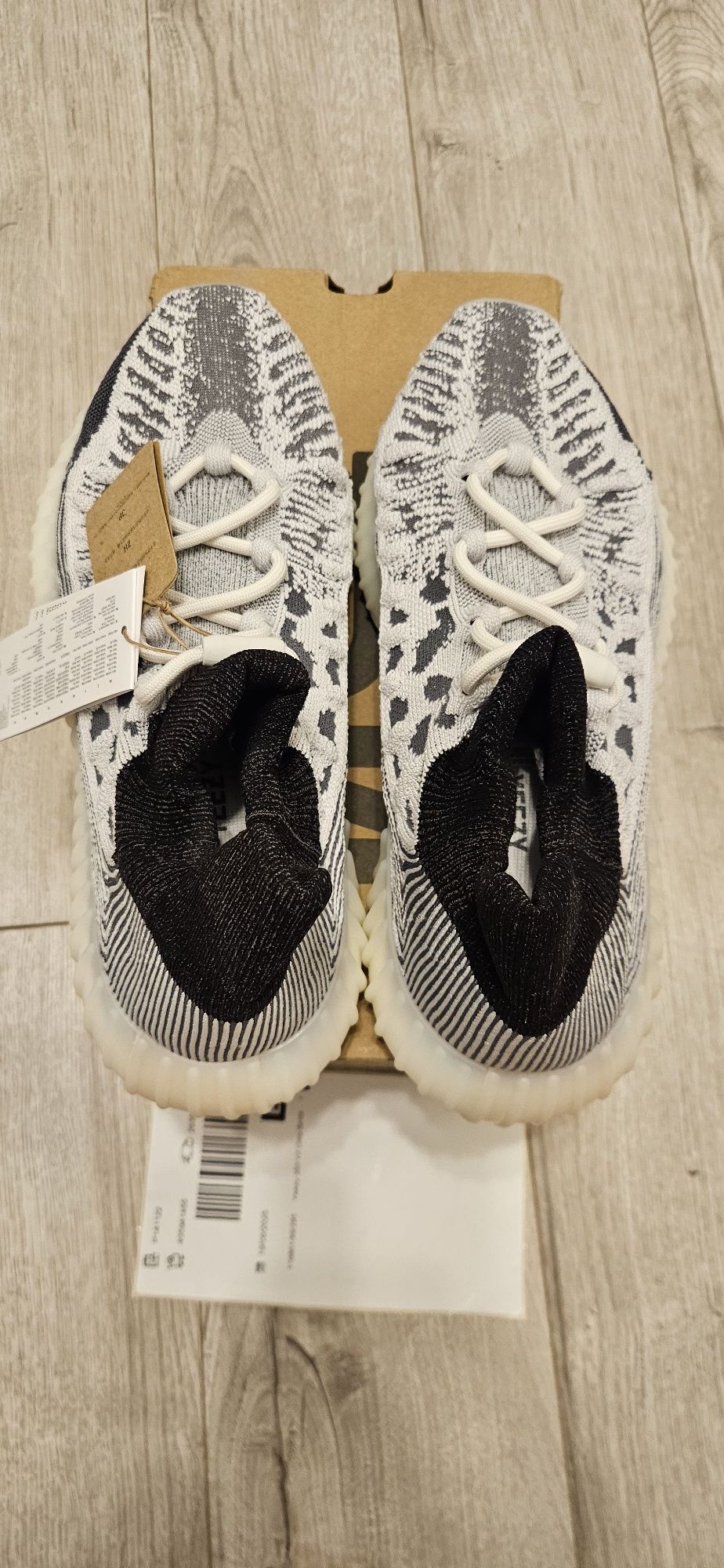 Yeezy  350 V2 Cmp Slate White 9.5 44.
Yeezy 350 V2 Cmp Slate White 9.5