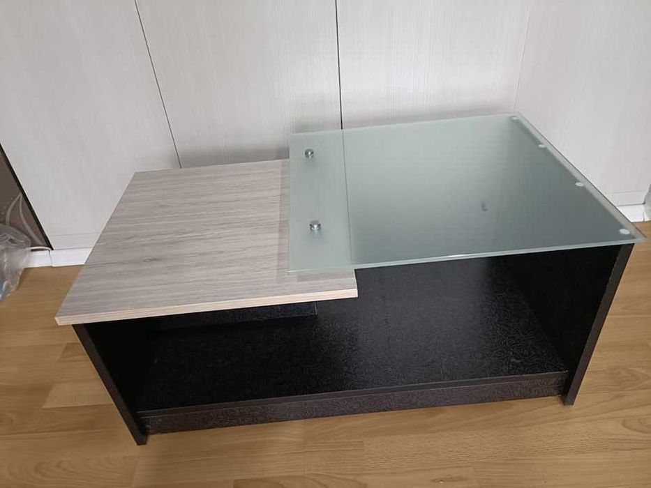 Холна масичка със стъклен плот