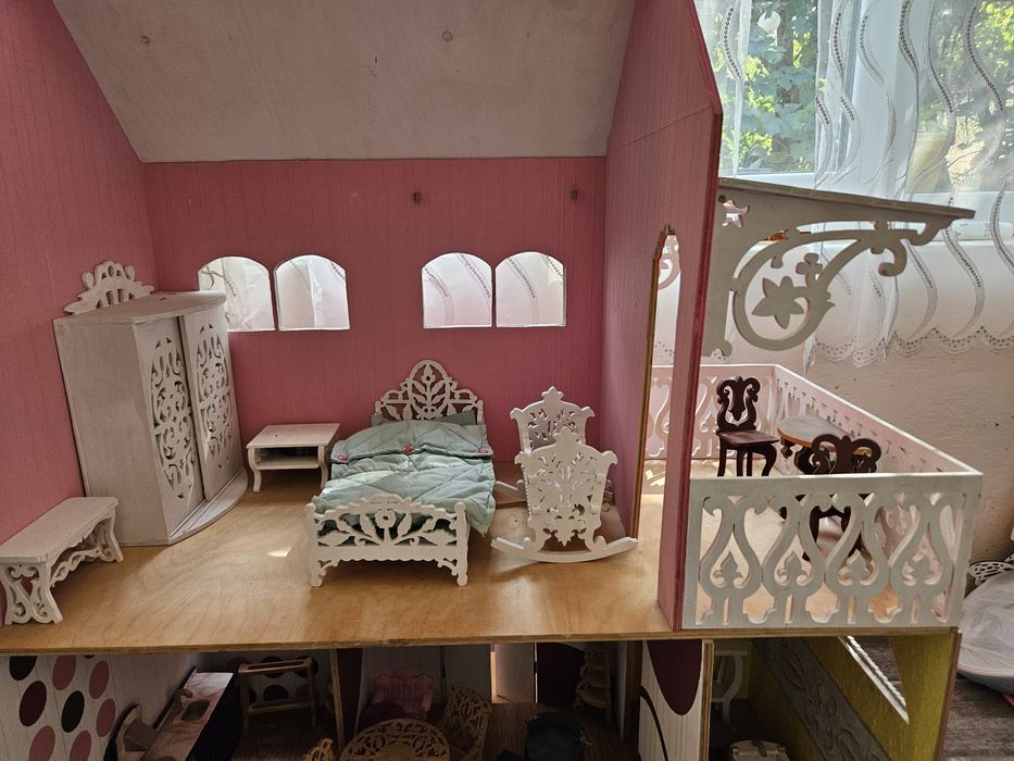 Красива къща за кукли