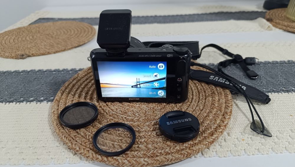 DSLR Samsung NX2000, 20.3 MP + Obiectiv 20-50mm