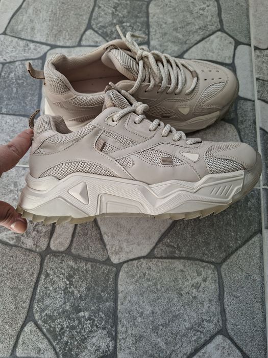 Бежови маратонки