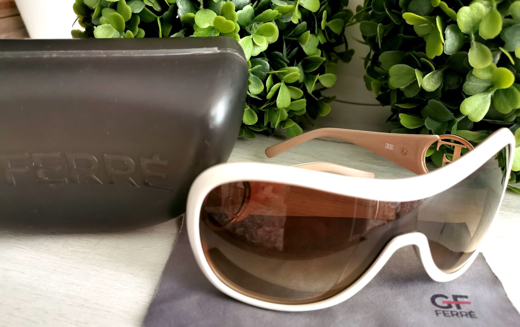 Оригинални слънчеви очила на Ferre