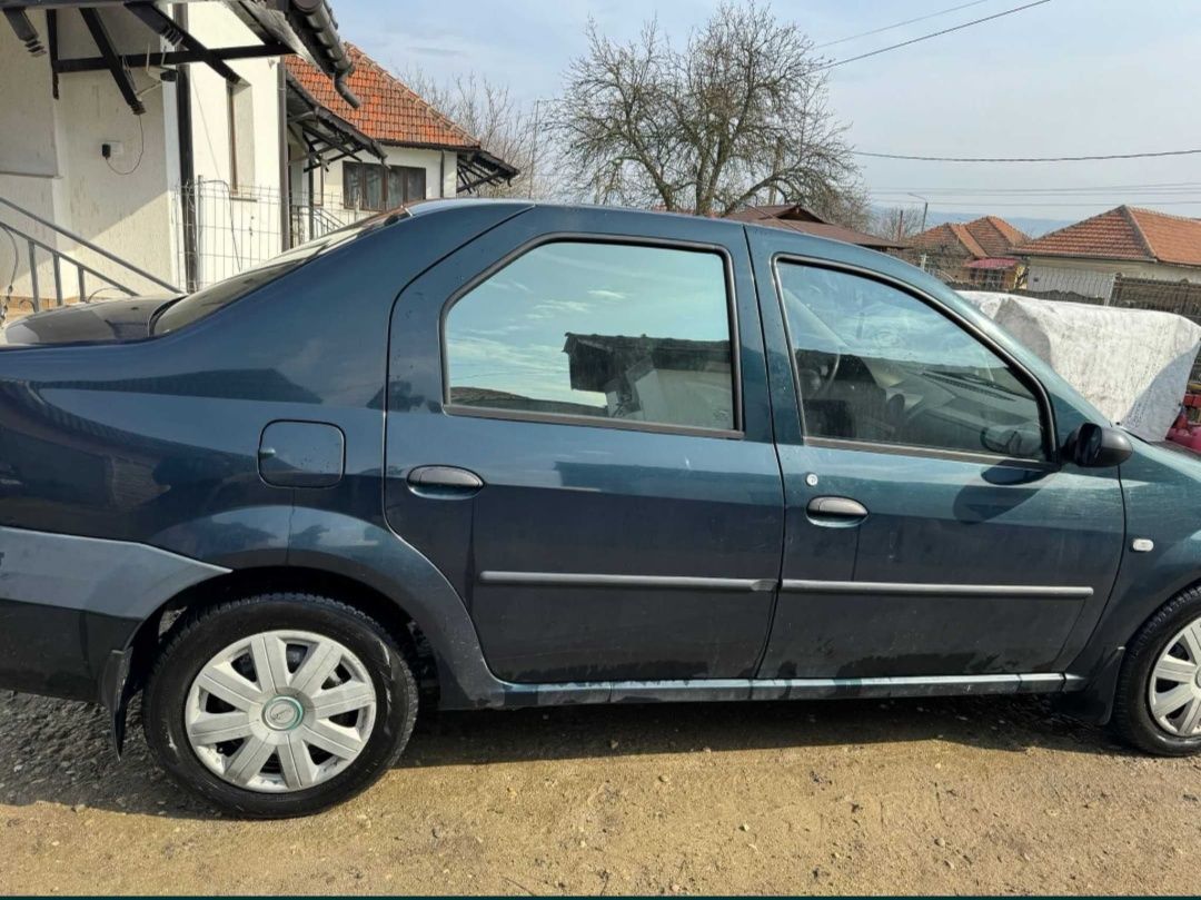 Vând Dacia Logan