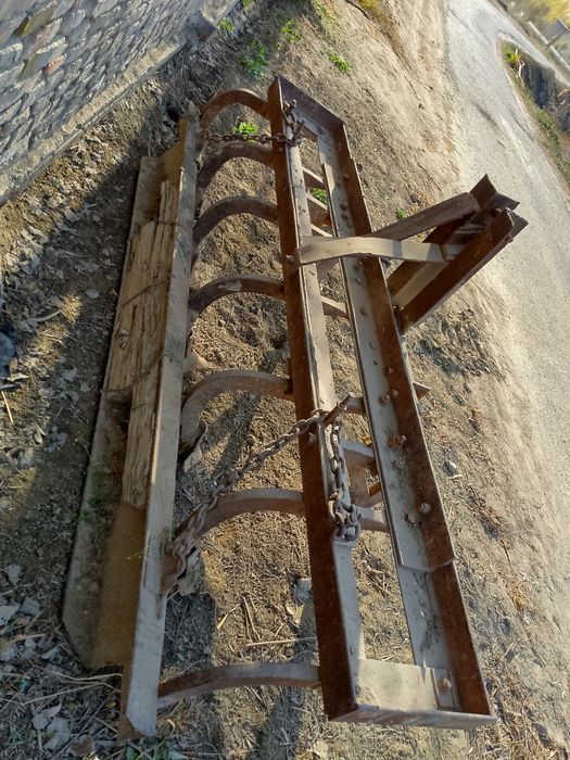 Chizel egri oyoq xolati idial ushlap turupti paxta qator orasiga mulja
