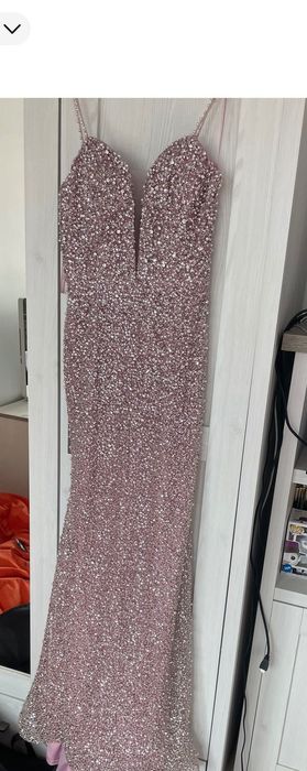 Чисто нова рокля за официален повод