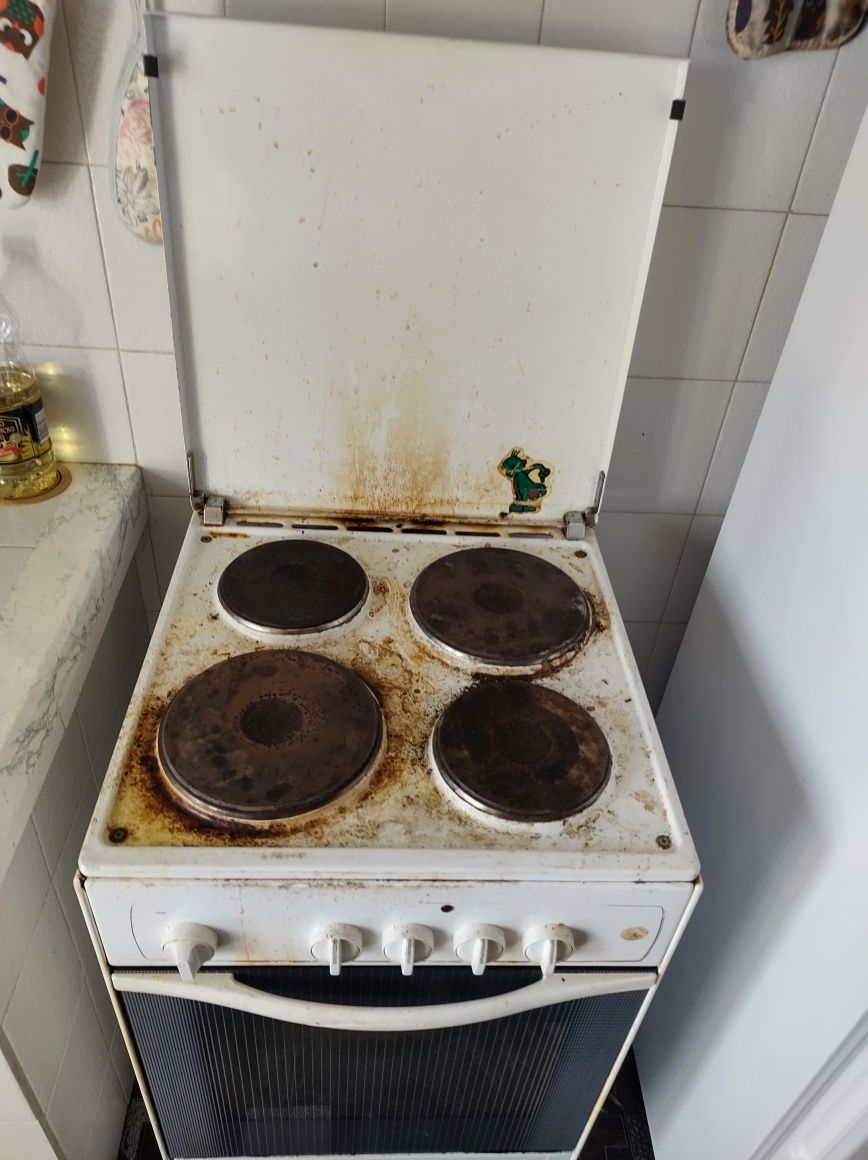 Продавам готварска печка INDESIT
