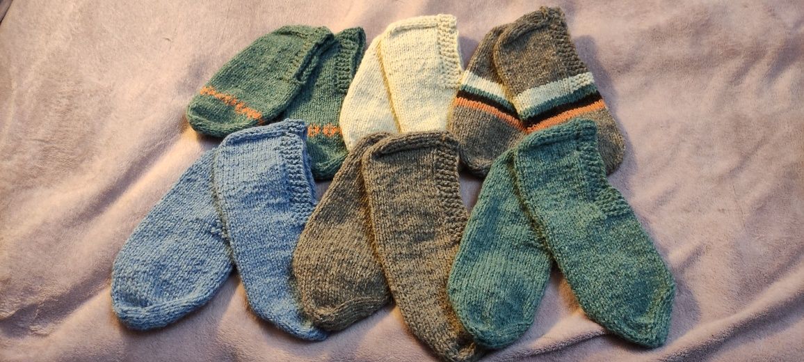 Вълнени ръчно плетени чорапи и търлъци/терлици; коледни чорапи с елхи