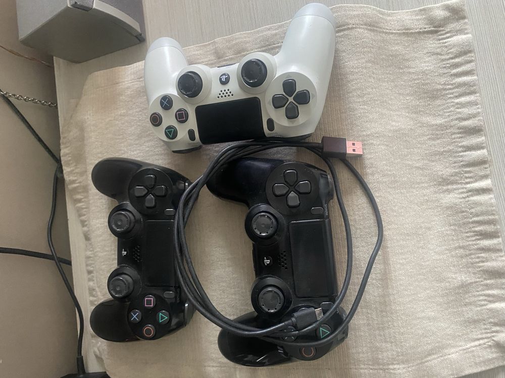 Конзола PS4 slim 1 TB + 23 игри + 3 джойстика