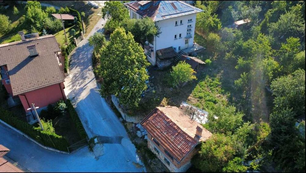 Продавам 3-ри етажна къща с. Момчиловци, на тухла и плочи.